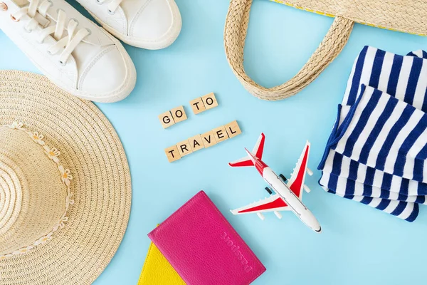 Wybierz Się Wycieczkę Napisem Niebieskim Tle Wraz Paszportem Zabawkowym Samolotem — Zdjęcie stockowe