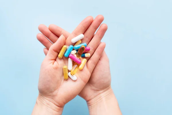 Kız Avuçlarında Parlak Renkli Vitaminler Besin Takviyeleri Ilaçlar Tutuyor Tıp — Stok fotoğraf