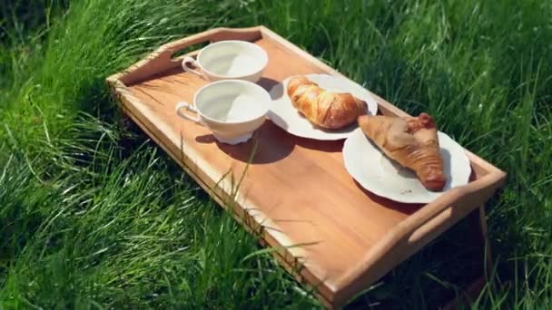 Porcelánové Šálky Kávu Talíře Croissanty Venkovním Dřevěném Podnosu Slunečné Venkovní — Stock video
