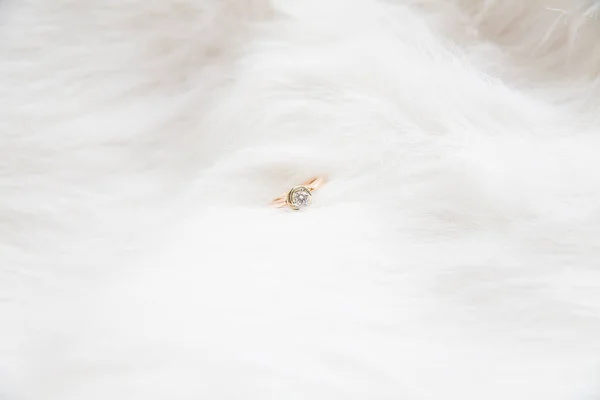 Wunderschöner Goldring Auf Dem Weißen Mantel Der Braut — Stockfoto