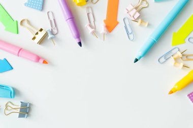 Parlak renkli okul malzemelerinin en üst görüntüsü. Model ya da metin için boş kağıt.