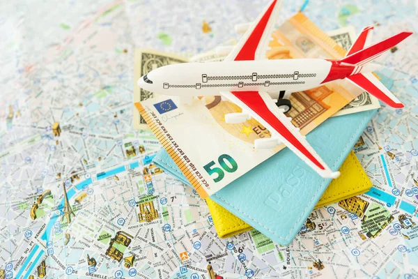 Composición Del Mapa París Con Billetes Euros Dólares Pasaportes Avión — Foto de Stock