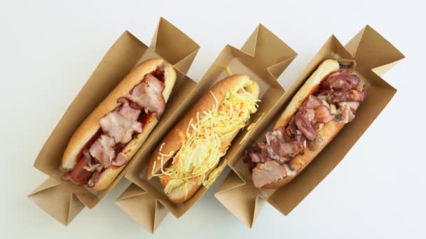 Tři Různé Hot Dogy Lepenkových Nádobách Americké Fast Food Kečupem — Stock video