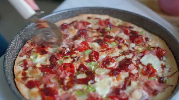 Chef Mão Segurando Faca Corte Italiano Pepperoni Pizza Fatias Closeup — Vídeo de Stock