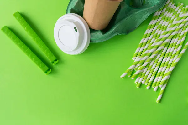 Πλαστική Και Ανακύκλωση Έννοια Closeup Top View Πράσινο Φόντο Γυαλί — Φωτογραφία Αρχείου