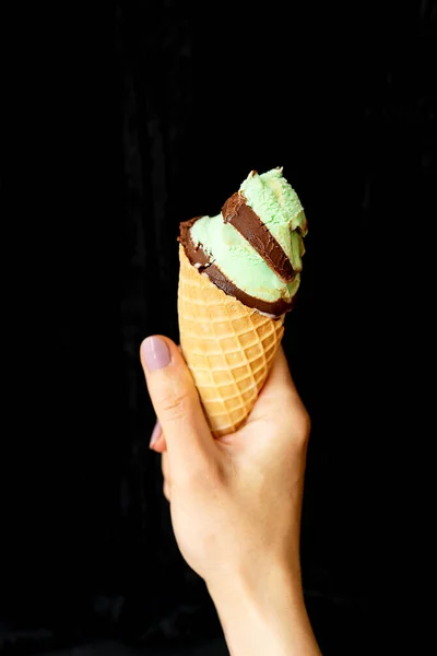 Лето Каникулы Мороженое Рука Держит Мягкое Мороженое Вафельной Чашке Шоколадной — стоковое фото