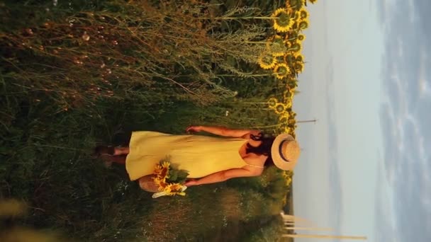 Mujer Joven Caucásica Con Sombrero Paja Con Bolsa Paja Campo — Vídeos de Stock