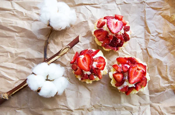 Schöne Und Helle Cupcakes Mit Erdbeeren Köstlich Und Einfach — Stockfoto
