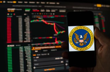 Kyiv, Ukrayna - 06 Haziran 2023: Adam, Binance üzerine düşen Bitcoin tablosuna karşılık SEC logosu olan bir akıllı telefon tutuyor. S.E.C. Düzenleyicilere Yanlış Yönlendirme Fonları ve Yalan Söylemekle Suçlanıyor