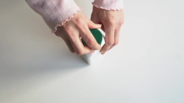 Bir kadın ilaç kavanozunu açar, koruyucu zarını yırtar ve antibiyotik almak için avucuna bir hap döker. Sağlıksız bir kıza grip ve soğuk algınlığı mevsiminde ağrı kesici verilir. 4k 25FPS