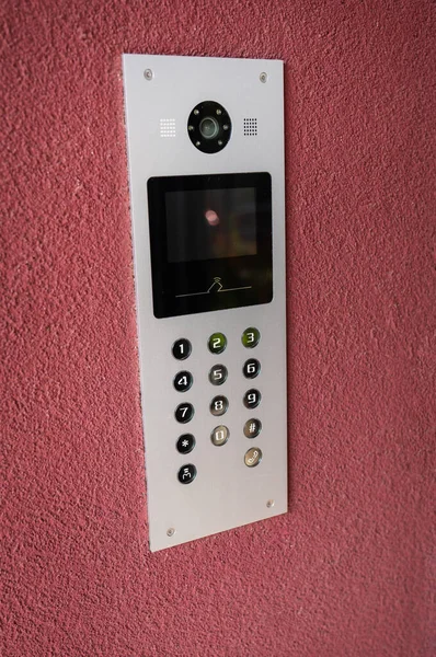 ビデオカメラと現代のインターホン 電子インターホンのパネル上のアパートコード アパートの保護とセキュリティの概念 — ストック写真