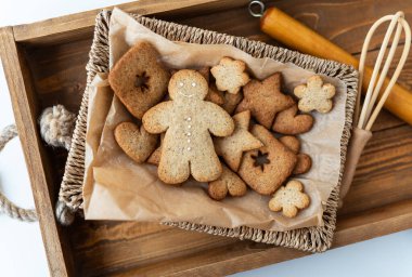 Zencefilli ekmek pişirmek, farklı şekillerde zencefilli kurabiyeler tahta tepside, üst tarafta. Tatil kavramı
