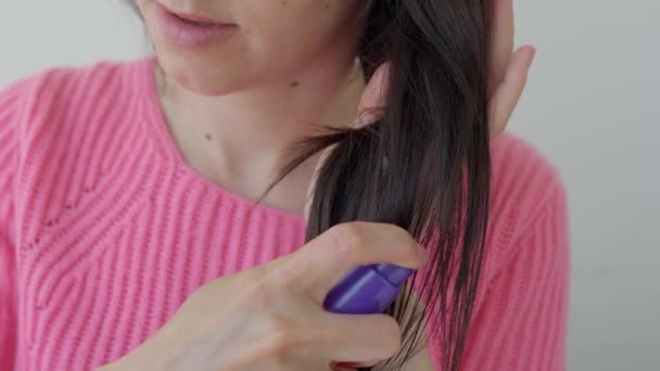Mooie Amerikaanse Vrouw Die Hydraterende Olie Haar Haar Haar Aanbrengt — Stockvideo
