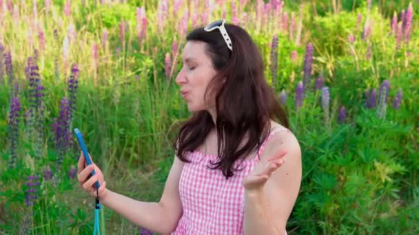 Piękna Kobieta Prowadzi Wideo Rozmowę Podziwiając Przyrodę Kwiaty Wokół Pretty — Wideo stockowe