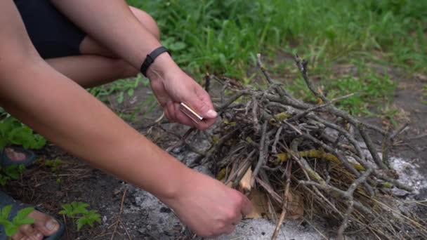 Beyaz Adamın Elleri Ormanda Kibrit Yakarak Odunları Ateşe Verdi Şortlu — Stok video