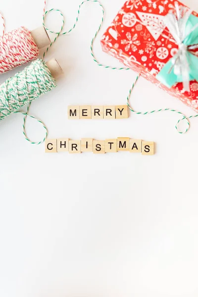 クリスマスと新年のための休日の概念2023 2024 様々なクリスマス属性のスケジュール ギフト包装のための縞模様の糸 メリークリスマスレタリング — ストック写真