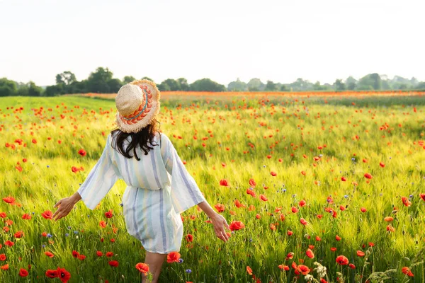 Ein Mädchen Mit Strohhut Kleid Steht Einem Schönen Mohnfeld Mit — Stockfoto