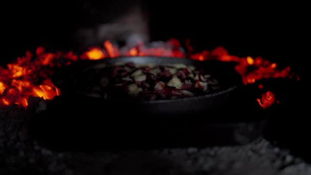 Ulusal Talyan Pizzasını Mozzarella Çeşitli Malzemelerle Pişirme Süreci Koyu Taşlı — Stok video