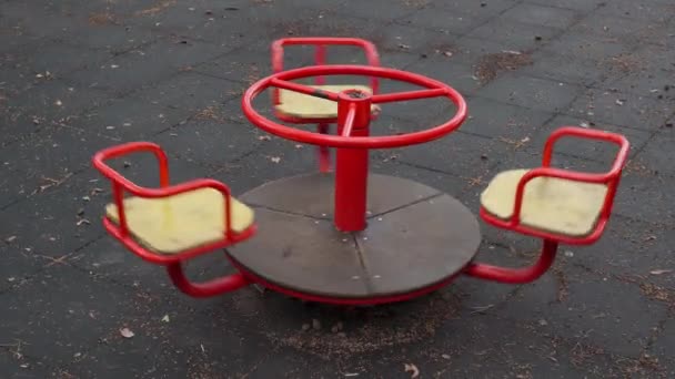 Ένα Άδειο Κόκκινο Καρουζέλ Για Παιδιά Γυρίζει Ένα Πάρκο Της — Αρχείο Βίντεο