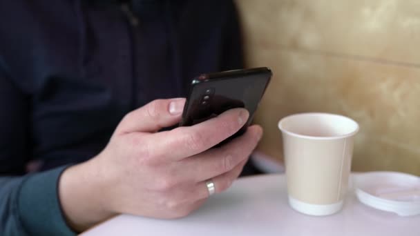 Businessman Using Phone Coffee Shop Typing Text Message Closeup Man — Stock Video