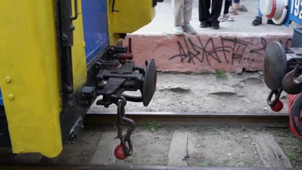 Detalhe Close Conexão Ferro Dois Vagões Trem Antes Atracar Movimento — Vídeo de Stock