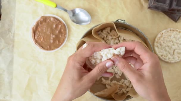 Κοντινό Πλάνο Γυναικεία Χέρια Σπάζοντας Φουσκωμένο Ψωμί Ρυζιού Πάνω Από — Αρχείο Βίντεο