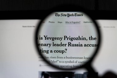 Kyiv, Ukrayna - 24 Haziran 2023: The New York Times sayfası bir monitör ekranında büyüteç vasıtasıyla Yevgeny Prigozhin, Rusya 'nın darbeyle suçlanan paralı asker lideri