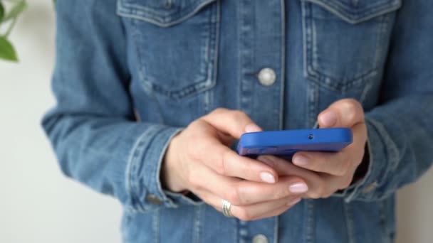 Moderní Běloška Drží Rukou Smartphone Píše Textovou Zprávu Tak Dotkne — Stock video