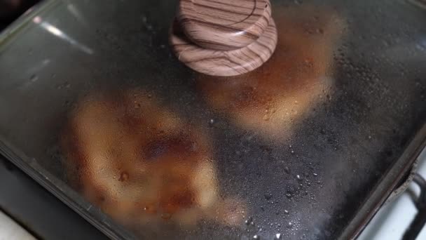 Grilovaný Vepřový Steak Pánvi Kouřem Pohled Shora Zblízka Kuchařka Zvedne — Stock video