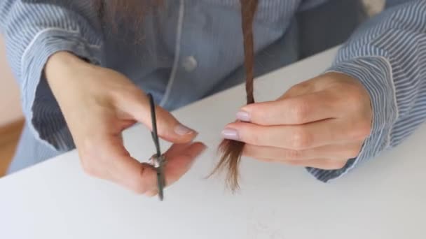 Stylistka Piżamie Nożyczkami Obcina Sobie Włosy Domowym Zbliżeniu Close Widok — Wideo stockowe