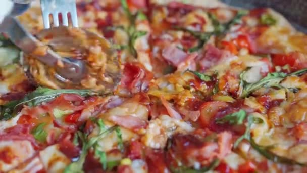 カッターで女性の手を取り ピッツェリアのクローズアップで作品にピザを切断フォーク Pizzaioloは 特別なラウンドナイフで半分にジューシーなピザをカット 少女は茹でた豚肉 モッツァレラとハーブでピザを切る — ストック動画