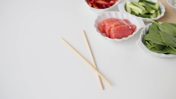 Ingredientes Saborosos Para Fazer Rolos Sushi Tigelas Com Pauzinhos Fundo — Vídeo de Stock
