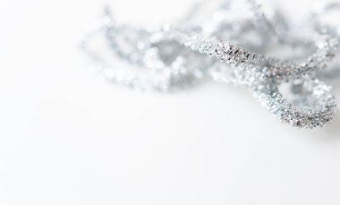 Kopya alanı olan gümüş Noel süsleri. Kartpostalı hazırla, bir yazı için yer