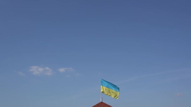 Μεγάλη Εθνική Σημαία Της Ουκρανίας Στην Κορυφή Ενός Κτιρίου Κατά — Αρχείο Βίντεο