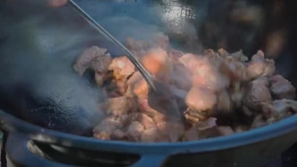 Aşçı Kuzu Kızartması Yapar Eti Yakın Plan Kazanda Bir Spatulayla — Stok video