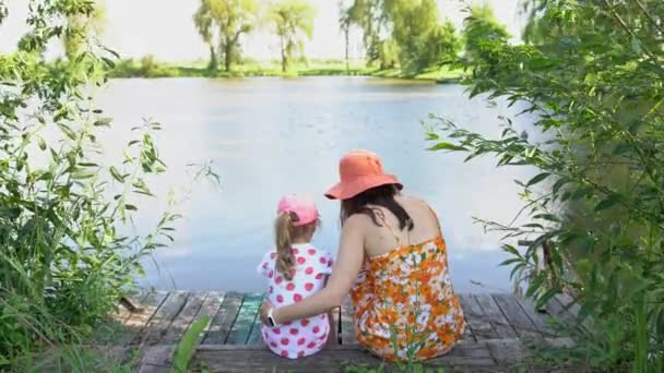 Rückenansicht Eines Kleinen Mädchens Das Mit Seiner Mutter Auf Einem — Stockvideo