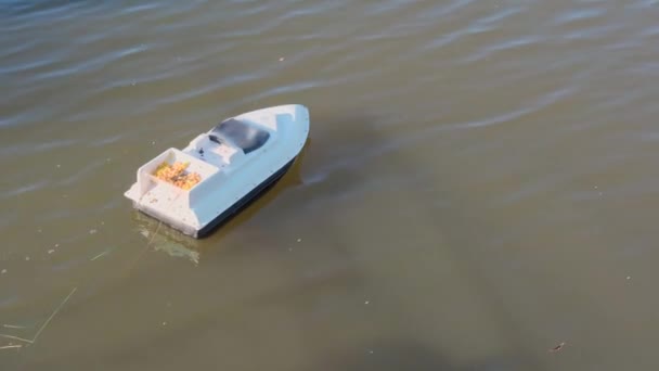Рибалка Імпортує Приманку Човні Озеро Рибальського Коропа Gps Човен Завантажений — стокове відео