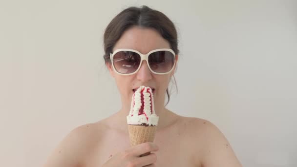 맛있는 아이스크림을 모양으로 선글라스를 미소짓는 여자는 설탕의 맛있는 식욕을 돋우는 — 비디오