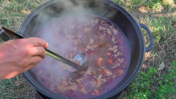 Bir Kepçeyle Pişirmek Tencerede Kaynamış Çorbadan Köpüğü Çıkarır Kamp Ateşinin — Stok video