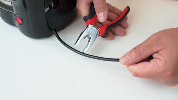 人手里拿着钳子 通过电缆咬人 手的闭合主维修装置和断路器切断电线 限电和停电概念 — 图库视频影像