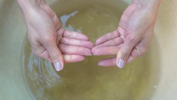 風呂の後にしわで女性の手を実証します 女性は長い手を洗面台で洗浄した後 彼女の手のひらを示す 4Kで長い間水に浸かっているため 指にしわやプルーン肌 — ストック動画