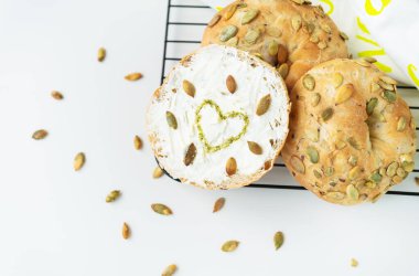 Sandviç, tost, Philadelphia peynirli simit, ayçiçeği tohumu ve boyanmış pesto kalbi.