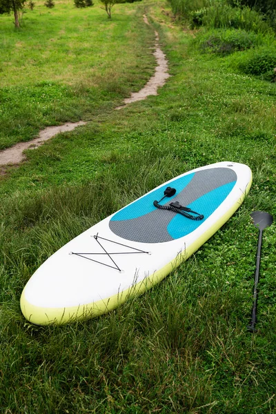 Het Groene Gras Ligt Een Helder Surfplankje Surf Uitrusting Voor — Stockfoto
