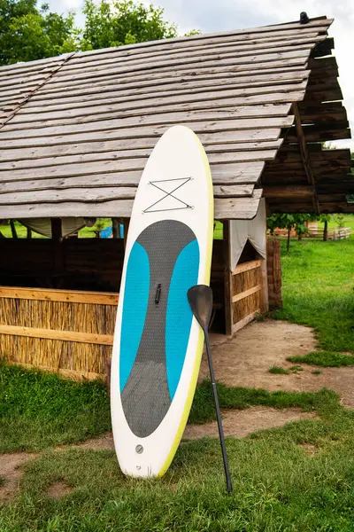 Stock image Bright surfboard stands and dries after swimming. Surf gear after or before training. Outdoor recreation