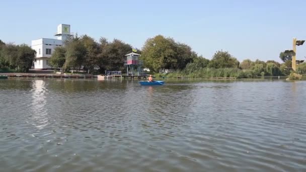 Homme Navigue Sur Une Barque Bleue Bois Long Rivage Pêcheur — Video