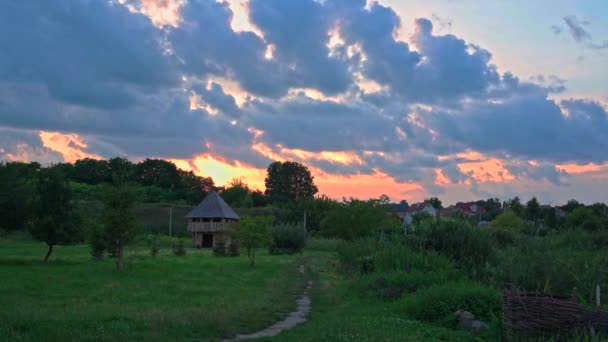 Σπίτια Χωριών Ηλιοβασίλεμα Καλοκαίρι Όμορφη Συννεφιασμένη Θέα Στον Ουρανό Ανατέλλοντα — Αρχείο Βίντεο