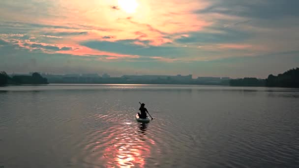 Jonge Vrouw Zeilen Een Supboard Prachtige Rustige Meer Met Kristalhelder — Stockvideo