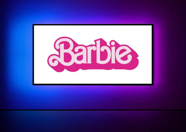 粉色芭比娃娃的标志出现在大电视屏幕上 墙上有霓虹灯色的背景 家里有一间黑暗的房间 电视荧幕播放芭比娃娃的预告片或电影 现实的矢量说明 美国纽约 2023年7月9日 — 图库矢量图片#