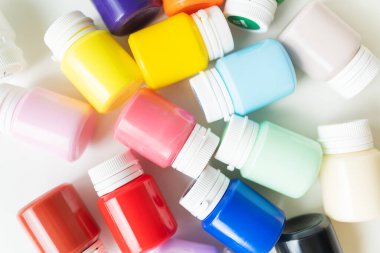 Beyaz arka planda izole edilmiş çok renkli parlak akrilik boya kavanozları. Yakın çekim, hobi, sanatçı, çizim süreci