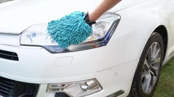 피복으로 헤드라이트 클로즈업 남자는 특별한 진드기로 닦는다 래그와 자동차 라이트 — 비디오